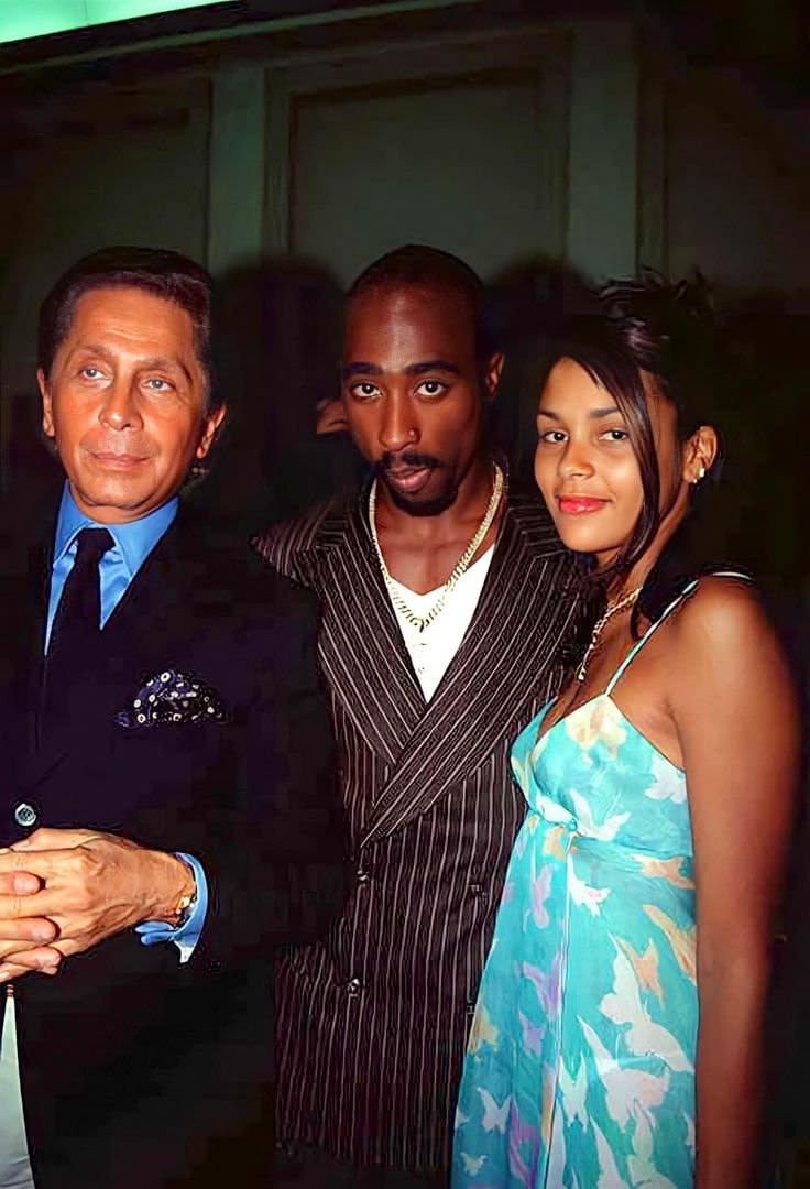THE BEGGING OF SYMBIOSIS OF HIGH FASHION AND HIP-HOP.